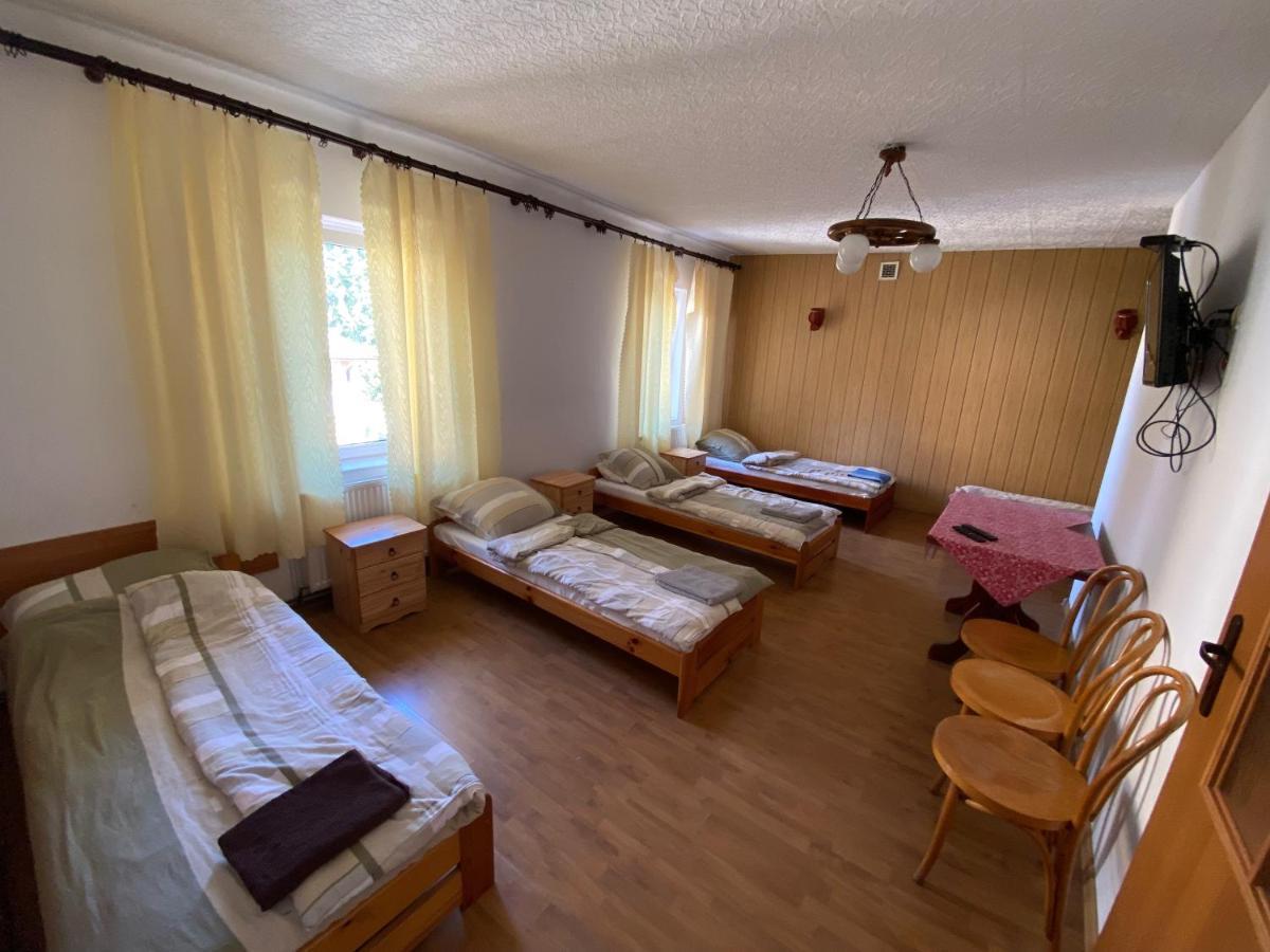 Auberge de jeunesse "U Jedrusia" à Zarebow Extérieur photo